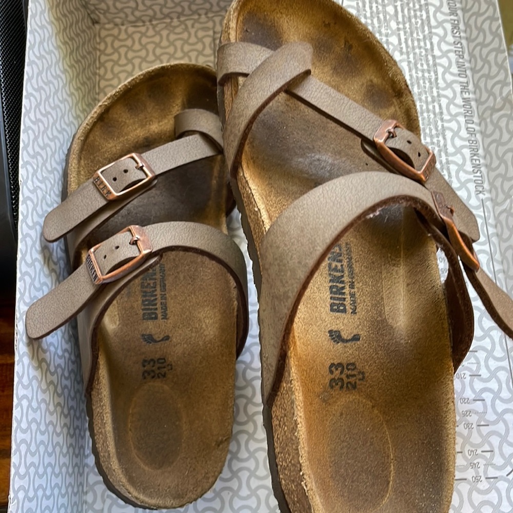 Birkenstock kids size 33, great condition.